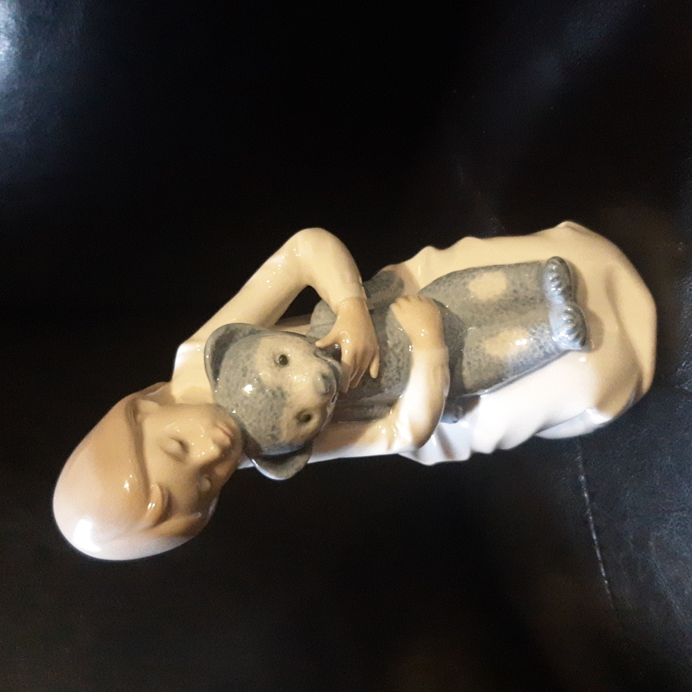 Nao Lladro Girl with Teddy Bear #0145 Porcelain Figurine Retired Spain 7" Tall